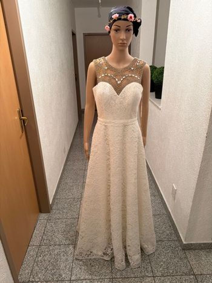 Robe de  cérémonie en dentelle de couleur ivoire - photo numéro 2