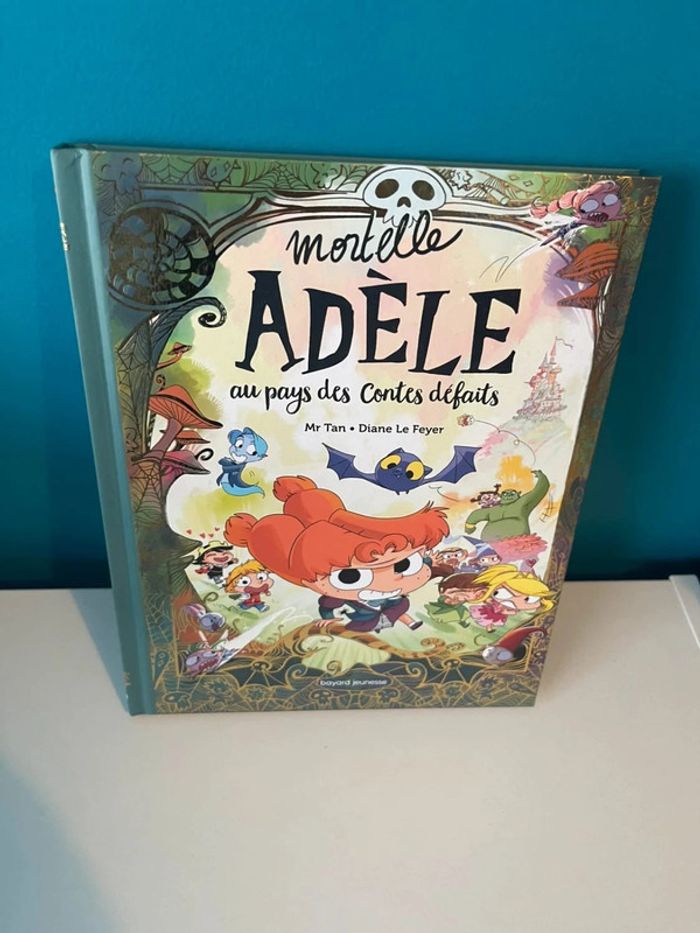 Livre bande dessinée morelle Adèle au pays des contes défaits