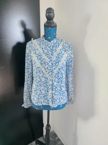 Chemise shein bleu et blanche Fleuri