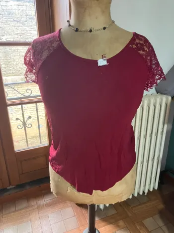 Haut dentelle bordeaux