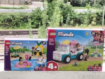 Lego Friends le camion de glace et la fête dans la piscine avec les bouées licorne et flamant rose