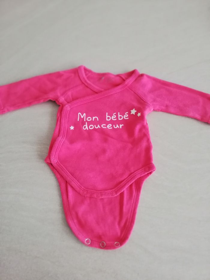 Lot fille 4 bodys et un bonnet 1 mois - photo numéro 3