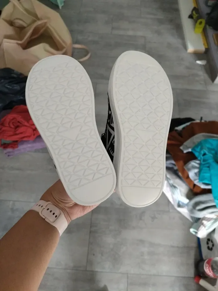 Baskets neuves taille 28 - photo numéro 3