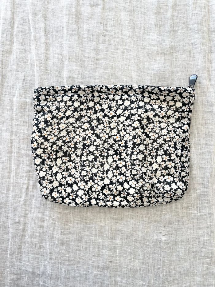 Jolie pochette à fleurs noir et blanche - photo numéro 4