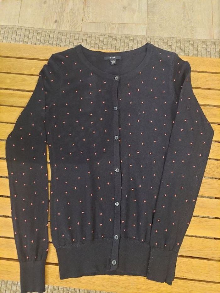 Gilet avec petits cœur rouge