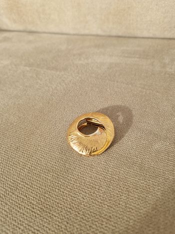 Broche dorée vintage pour foulard design circulaire texturé