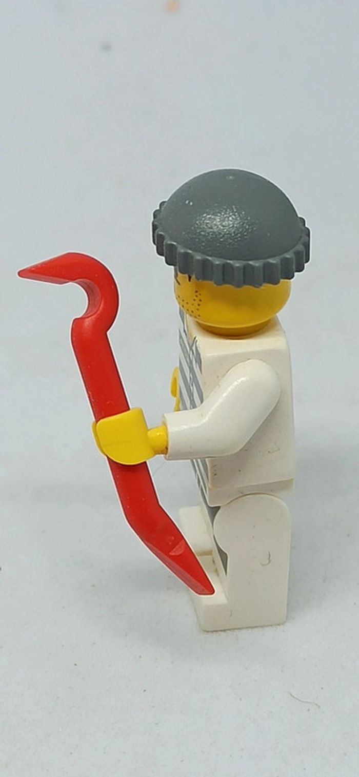 Homme prisonnier avec habits barrés et accessoire lego - photo numéro 4