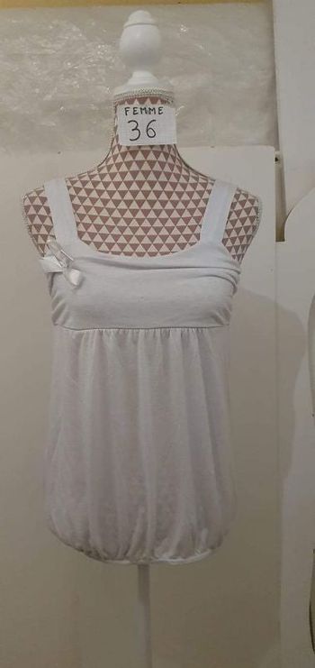 Débardeur, blanc, viscose et elasthanne, en très bon état ,marque New Style =4€