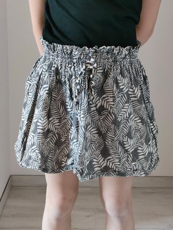 Jupe grise à motifs