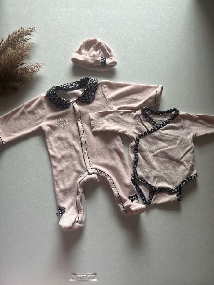 Ensemble fleurs de lune Sauthon Comprenant un body, un pyjama et un bonnet Très bon état Taille 1 mois Prix non négociable