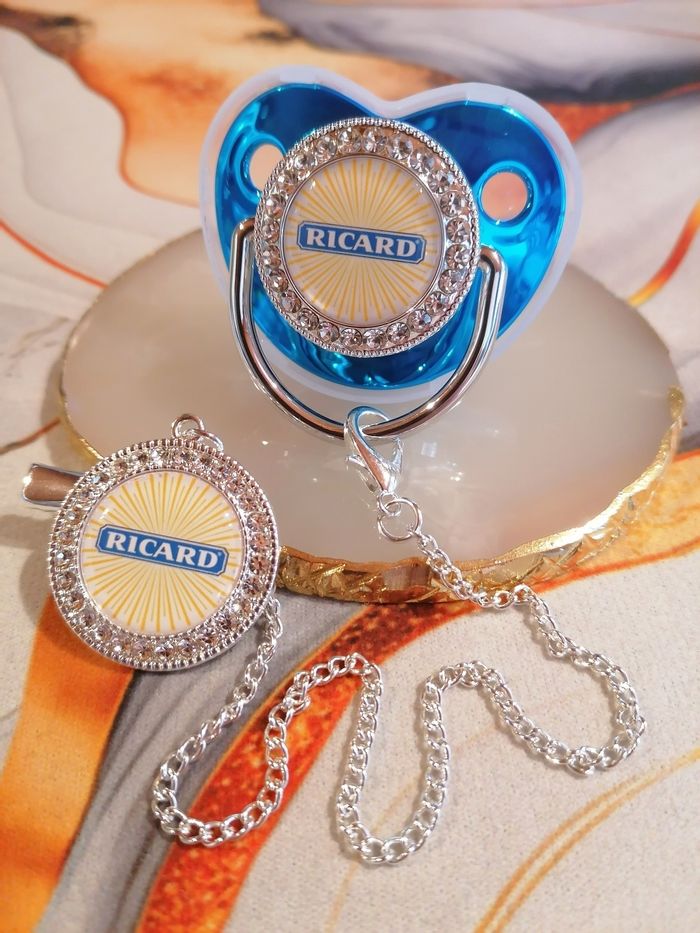 Tétine avec attache ricard bleu
