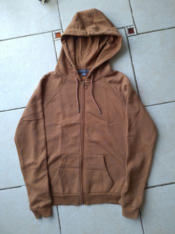 Sweat femme à capuche et fermeture éclaire Taille XS Lire descriptif