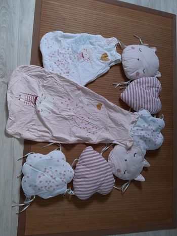 Tour de lit avec deux gigoteuses