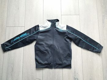 Veste légère grise, blanche et bleu. Garçon 6 ans. Marque Kappa