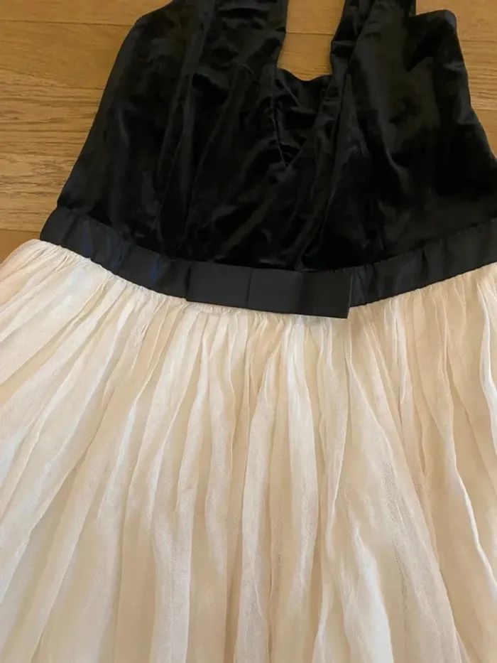 Robe de fêtes en velours noir et tulle blanc - photo numéro 3