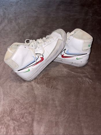 Baskets montantes Nike Blazer Mid 77 blanches taille 38 en très bon état.
