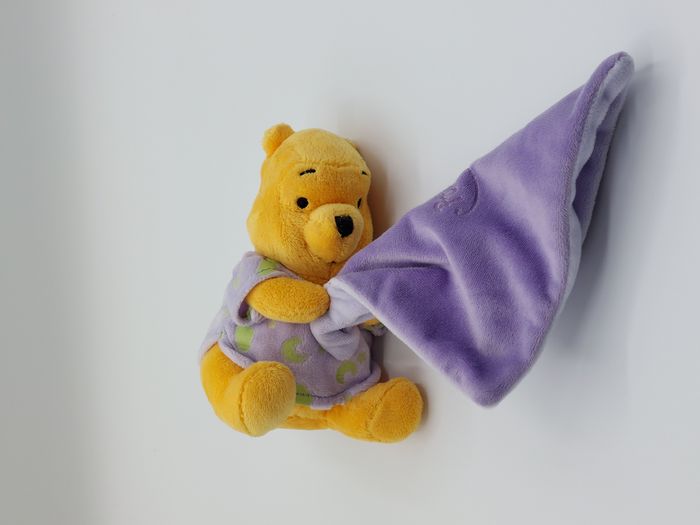 Peluche doudou Winnie l’ourson mouchoir Pooh abeille DISNEY mauve luminescent - photo numéro 6