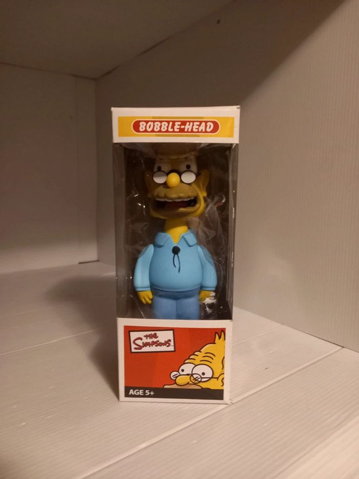 Bobble head grampa