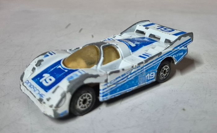 Voiture miniature MC toys porsche 956 blanche et bleu vintage