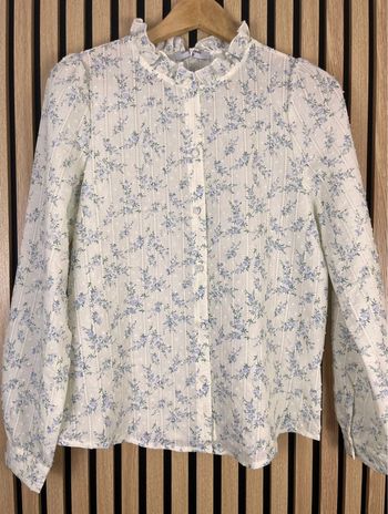 Chemise blanche tendance à fleurs bleues