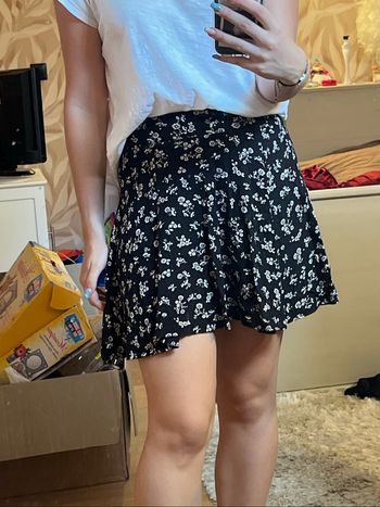 Jupe noire à fleurs