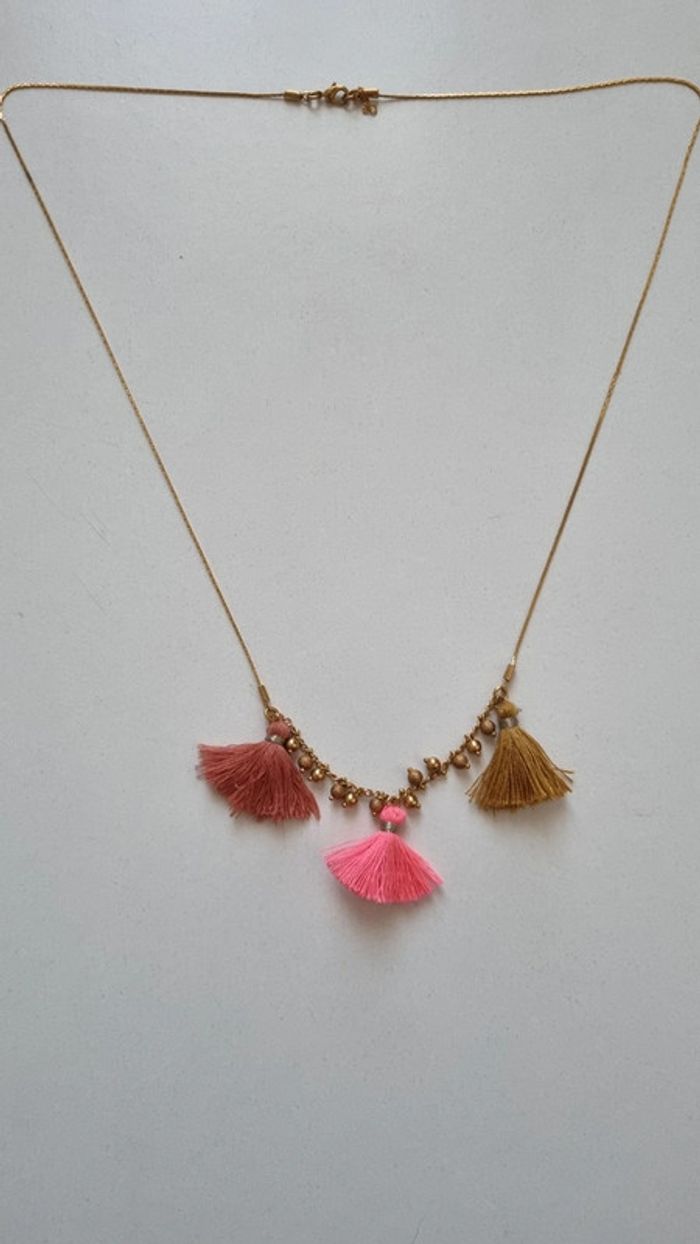 Collier sautoir doré pompon rose moutarde Louise misha - photo numéro 3