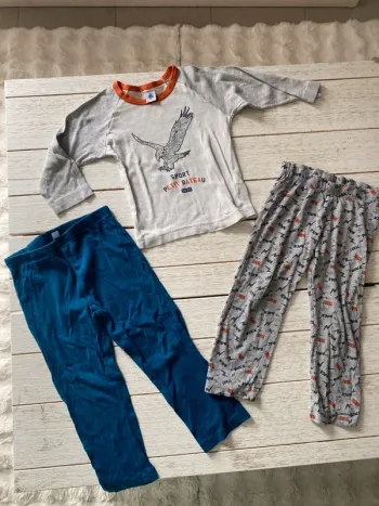 Pyjama deux pièces + un pantalon 3/4 ans