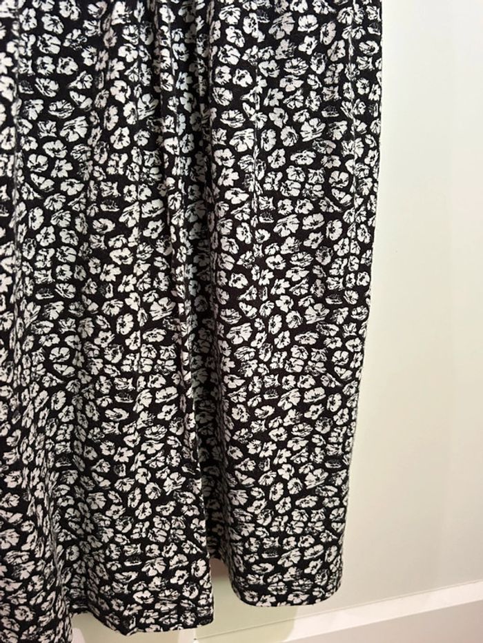 671 – robe fluide à manches courtes, col v et taille cintrée noire et fleurie blanche Pull&Bear - photo numéro 3