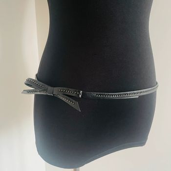 👍🏻 jolie Ceinture avec noeud et clou noire.ajustable. 90 cm. Très bon état.