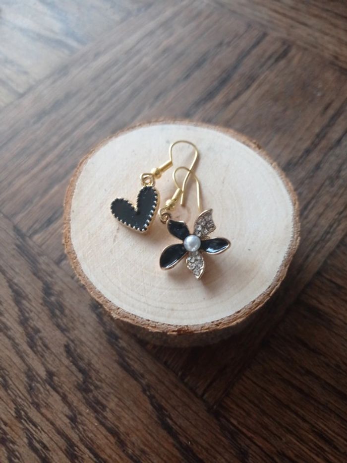 Boucles d'oreilles coeur et fleur noire