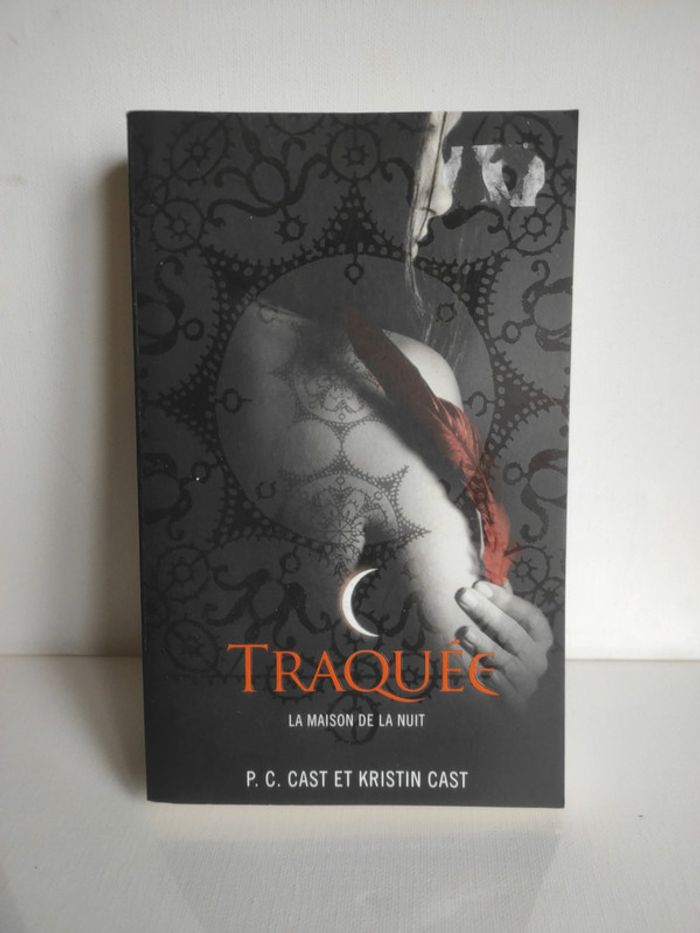 Livre la maison de la nuit tome 5 traquée