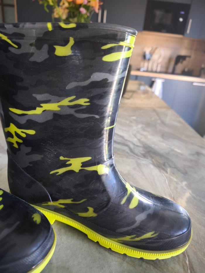 Bottes de pluie en caoutchouc vertes fluo camouflées Taille 35.  Lavées pour la vente. Très bon état. Maison non fumeur. - photo numéro 3