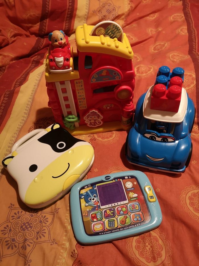 Lots de 4 jouet plusieurs marques 12mois