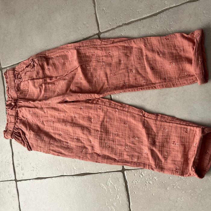 Pantalon fluide rose à fleurs blanches