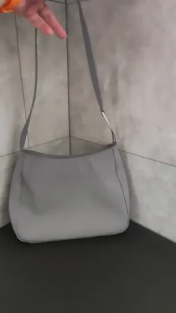 Sac à main gris.