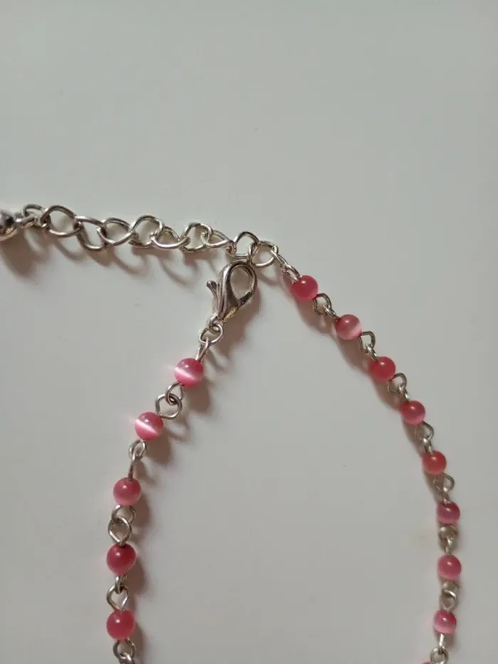 Chaîne de cheville argentée et boules roses irisées - photo numéro 3