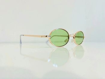 Lunette de soleil mixte ovale dorée verres verts uvprotection taille small
