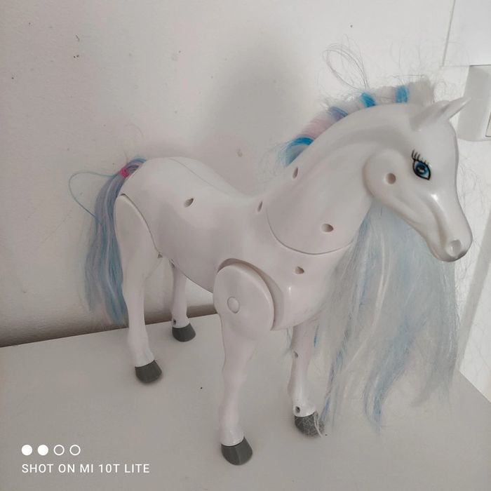 Cheval articulé barbie ?