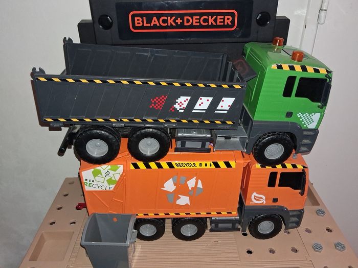 Lot de deux camions avec poubelles