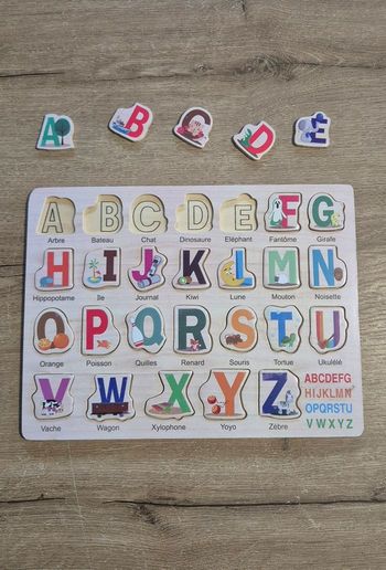 Puzzle alphabet à encastrer en bois