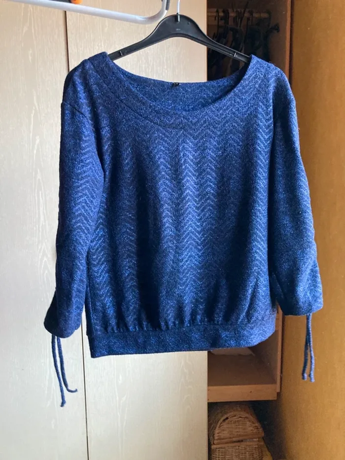 Superbe blouse bleu mauve pailletée argenté jamais portée lacets aux manches
