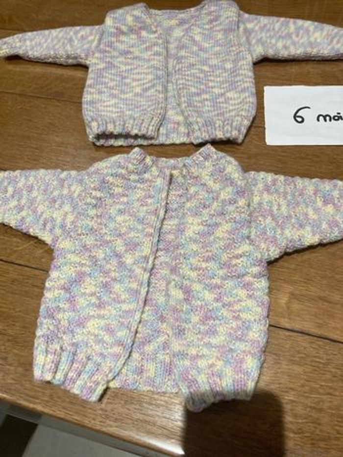 2 gilets tricotés 6 mois - photo numéro 2