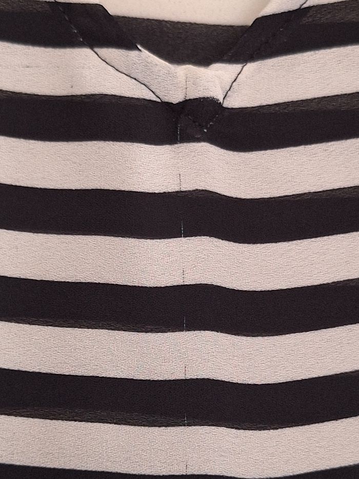 Blouse transparente rayée avec épaules à clous - photo numéro 5