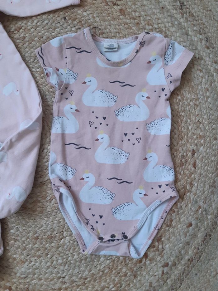 Lot pyjama et body cygnes 3/6 mois - photo numéro 6