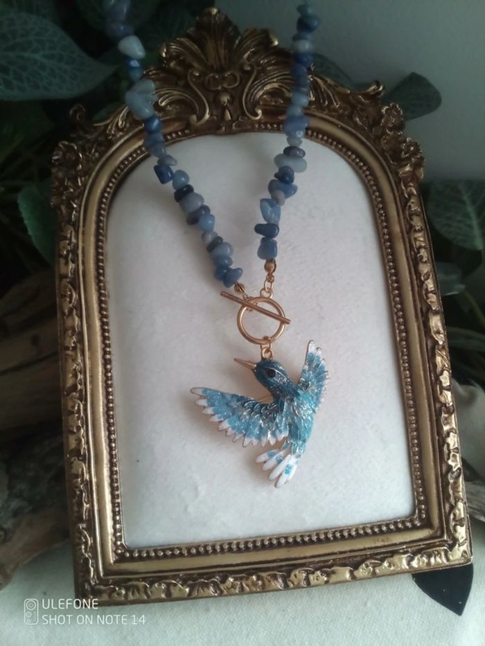 Collier colibri en pierres de sodalite naturelles