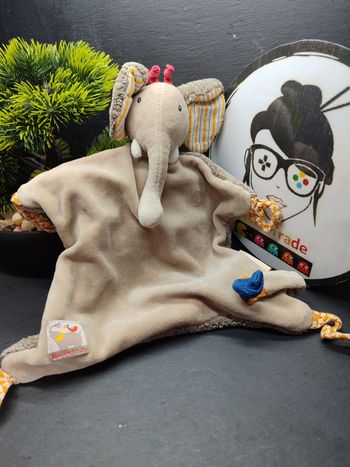 Doudou plat éléphant gris dentition Les Papoum moulin roty jaune Rayé Rouge Bleu