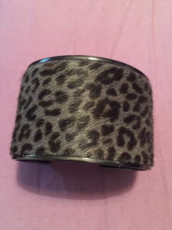 Joli bracelet manchette poil raz