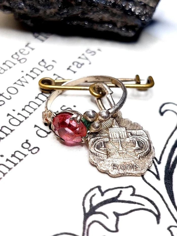 Magnifique broche de naissance médaille religieuse et bague