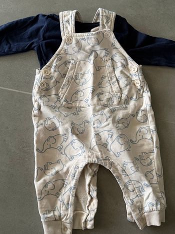 Salopette avec son t-shirt à manches longues