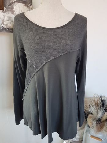 Pull fin gris, fils argentés, forme liquette, coton. Made in Italy. T42, aisselles 46cm, haut 61cm.